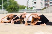 Drei Frauen beim Yin Yoga draussen frauen-beim-yin-yoga